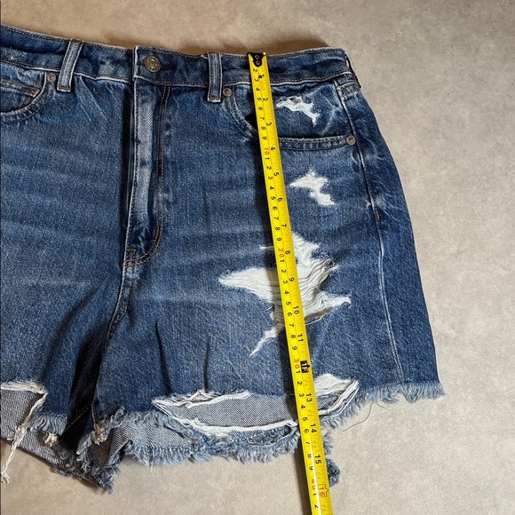 New American Eagle MOM Jean Distressed Denim Shorts. Size 12. Stretch Waist - Picture 3 of 10
